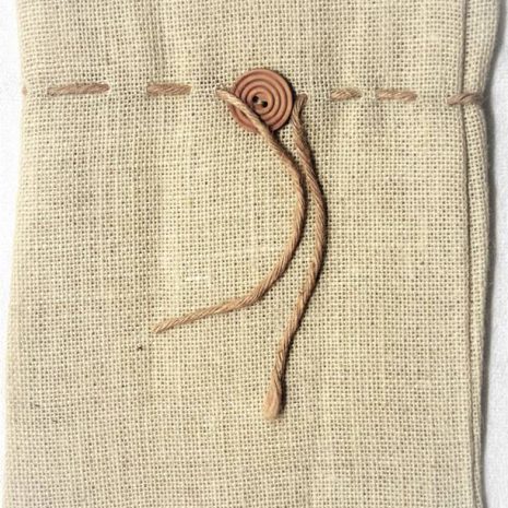 bily-jutovy-pytlik-s-knoflikem JUTESÄCKCHEN MIT HOLZKNOPF