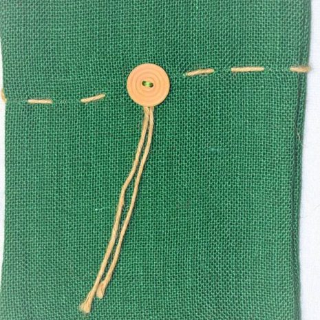 zeleny-jutovy-pytlik-s-knoflikem SÄCKCHEN MIT HOLZKNOPF